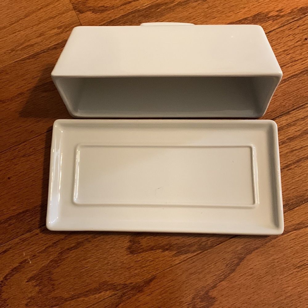 White ceramic butter dish with reversible plate.  NWOT - Picture 2 of 4